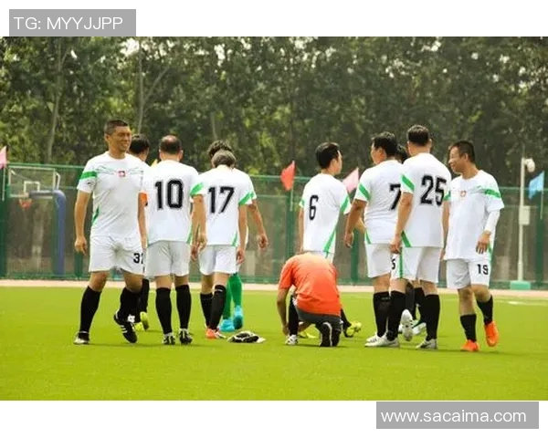 聚焦球场英雄精彩对决 足球巨星争锋激烈比赛盛况